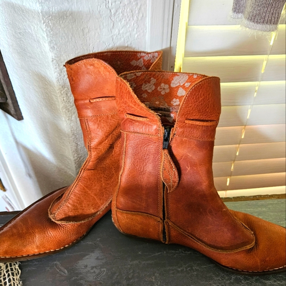 El naturalist  boots they are European  size 38. Excellent  shape.